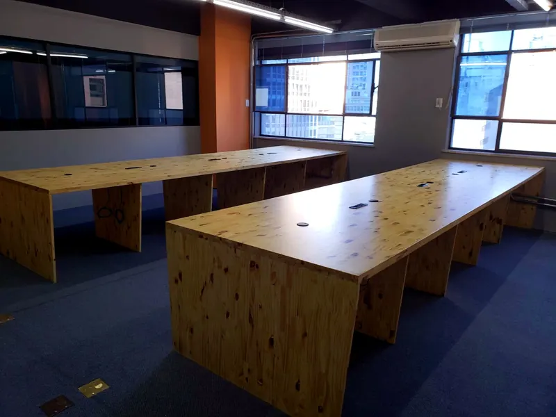 Ambiente comercial com marcenaria planejada em MDF — Azimute, Oficina 306, São Paulo