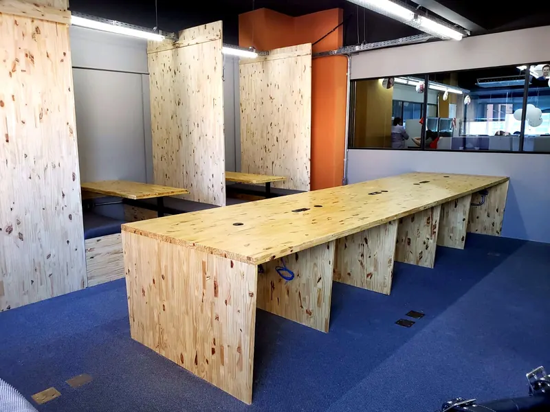 Ambiente comercial com marcenaria planejada em MDF — Azimute, Oficina 306, São Paulo