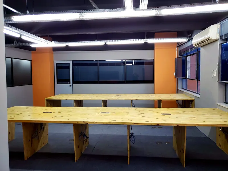 Ambiente comercial com marcenaria planejada em MDF — Azimute, Oficina 306, São Paulo