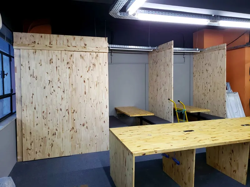 Ambiente comercial com marcenaria planejada em MDF — Azimute, Oficina 306, São Paulo