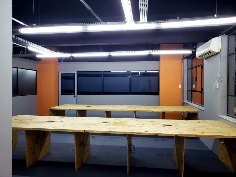 Ambiente comercial com marcenaria planejada em MDF — Azimute, Oficina 306, São Paulo