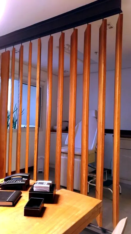 Ambiente comercial com marcenaria planejada em MDF — Clínica Faria Lima, Oficina 306, São Paulo