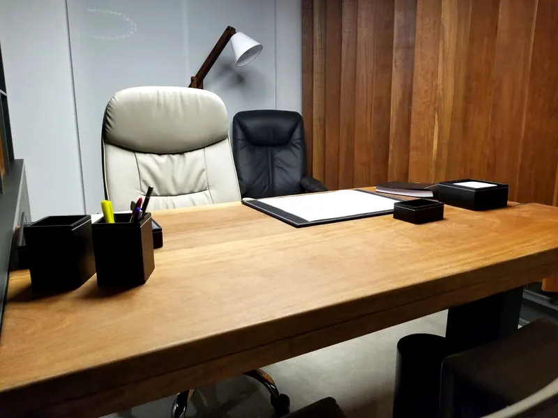 Ambiente comercial com marcenaria planejada em MDF — Clínica Faria Lima, Oficina 306, São Paulo