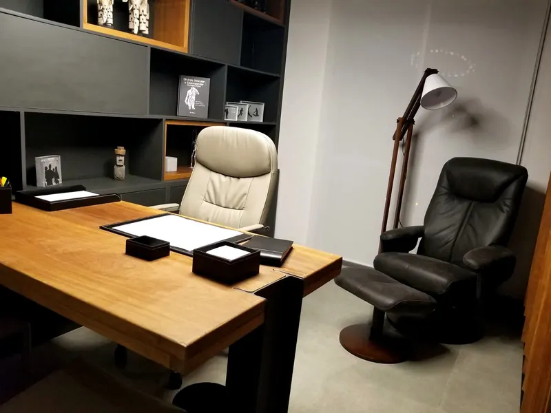 Ambiente comercial com marcenaria planejada em MDF — Clínica Faria Lima, Oficina 306, São Paulo